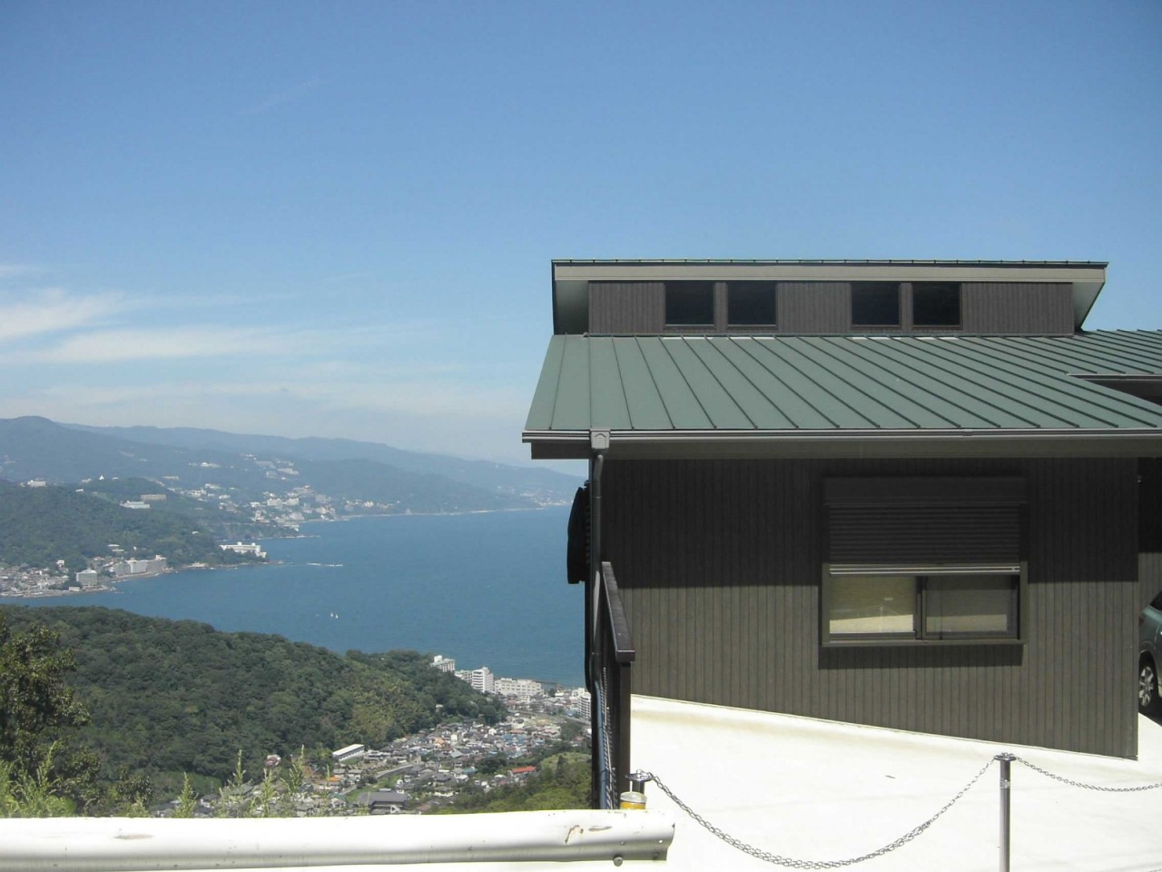 屋根たてひら葺き　外壁窯業系サイディング　（熱海市）